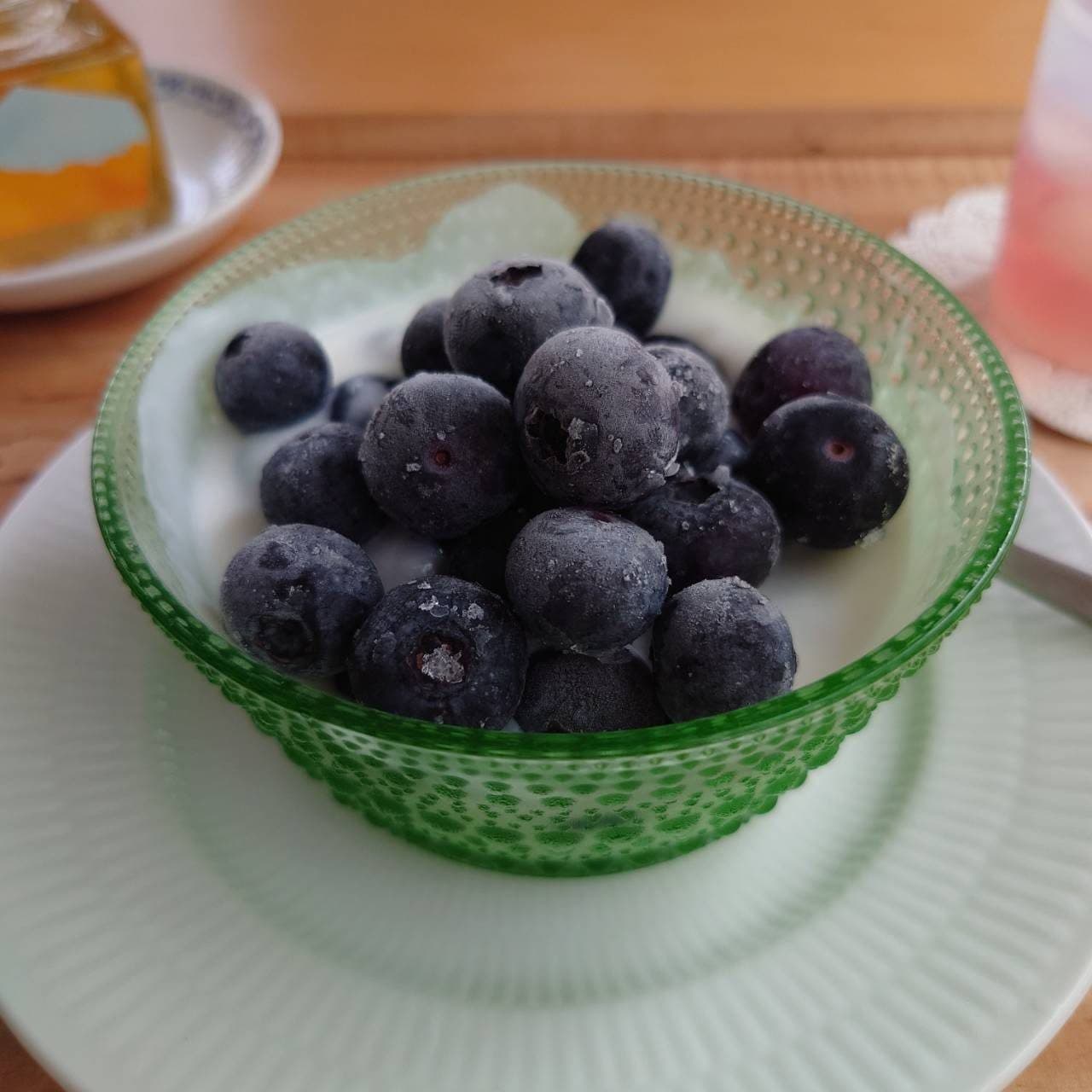 冷凍ブルーベリーをのせたヨーグルト